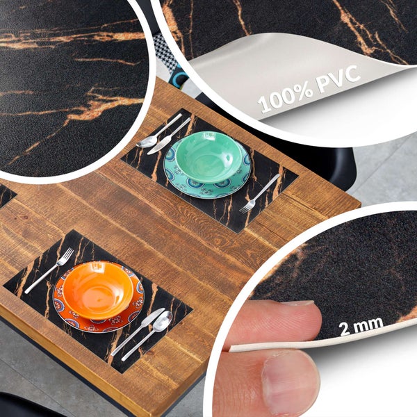 Tischset in Marmor-Optik schwarz, 100 Prozent PVC, 2 Millimeter Dicke, auf gedecktem Holztisch.