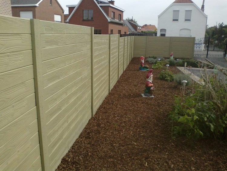 Garten mit Sichtschutzzaun in Holzoptik und Gartenzwergen
