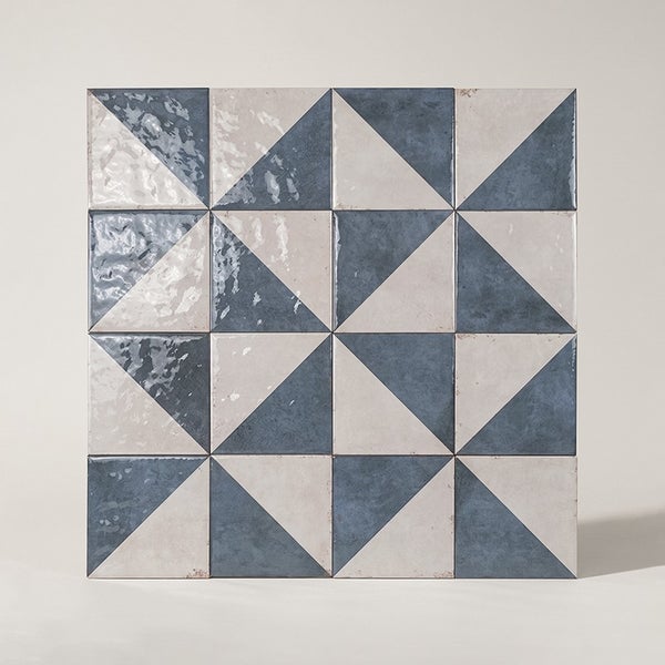 Quadratische Wandfliesen mit geometrischem Dreiecksmuster in einer Anordnung aus sechzehn Elementen mit glänzender Oberfläche.