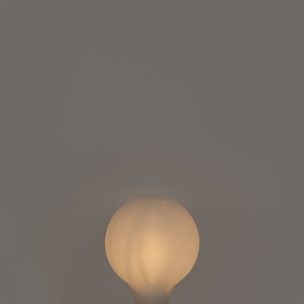 Mattierte Globe-Lampe mit warmem Licht.