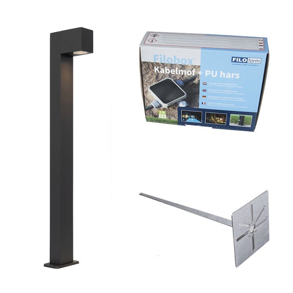 Set für Außenbeleuchtung mit einer schwarzen, rechteckigen Pollerleuchte, einer Filobox Kabelmuffe mit PU-Harz und einem Erdspieß aus Metall.