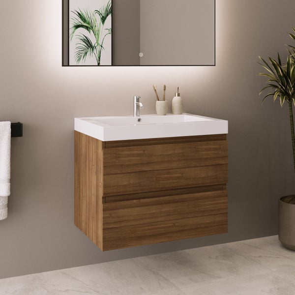 Modernes Badezimmer mit wandhängendem Waschtischunterschrank in Holzoptik, zwei Schubladen, weißem Waschbecken und hinterleuchtetem Spiegel.