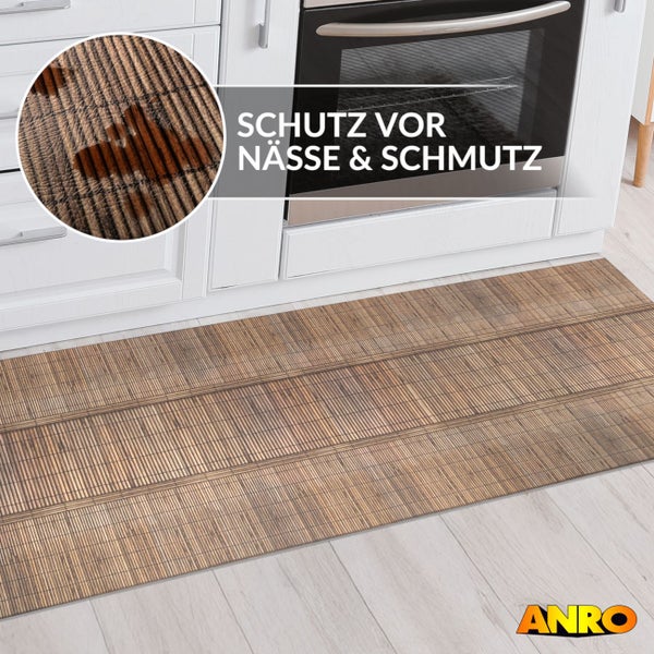 Küchenläufer in Bambus-Optik vor weißer Küchenzeile, Schutz vor Nässe und Schmutz, ANRO Logo.