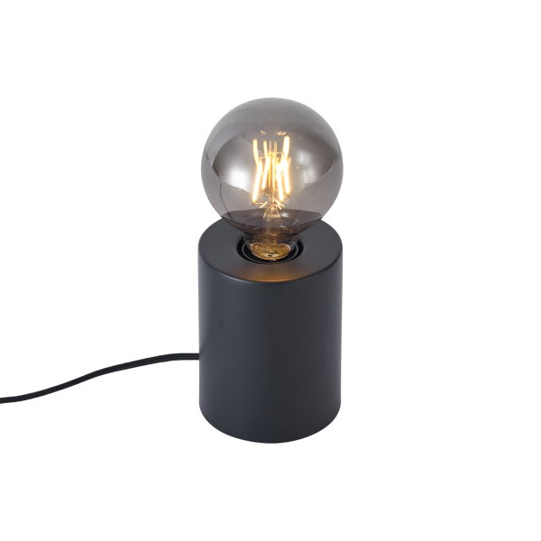 Tischleuchte mit schwarzem, zylindrischem Sockel und großem, rundem Filament LED Leuchtmittel.