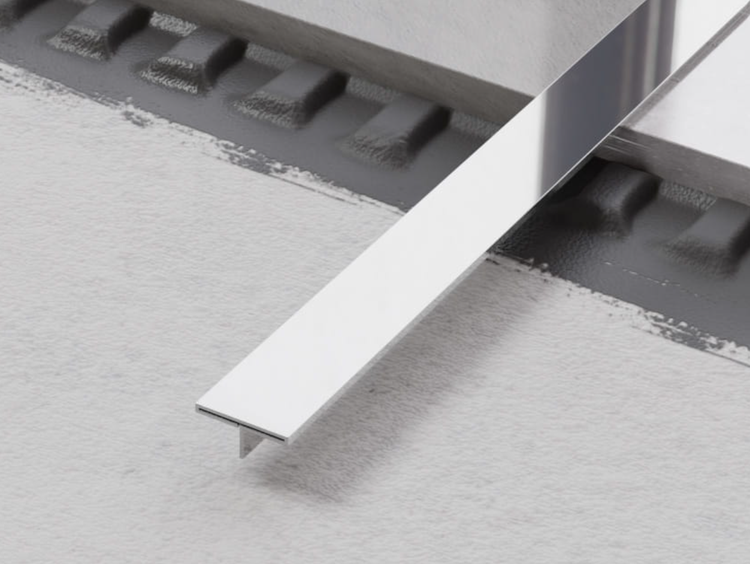 Edelstahl Fliesenschiene T-Profil auf Fliesen verlegt