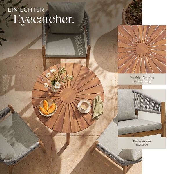 Gartenmöbelset mit rundem Holztisch mit strahlenförmigem Design und Sesseln mit grauen Polstern und Seilbespannung auf einer Terrasse.