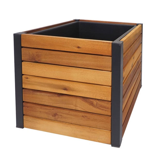 Innenansicht eines Hochbeets aus Holz mit schwarzer Folienauskleidung