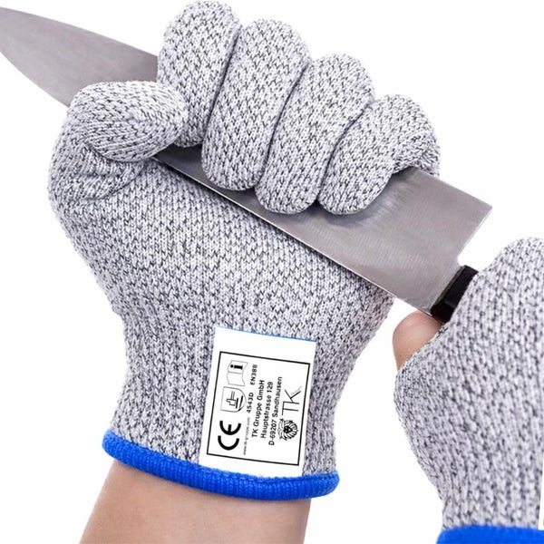 Grauer Schnittschutzhandschuh aus Spezialgewebe mit Prüfsiegel, eine Hand greift zur Demonstration der Schnittfestigkeit direkt in eine Messerklinge.