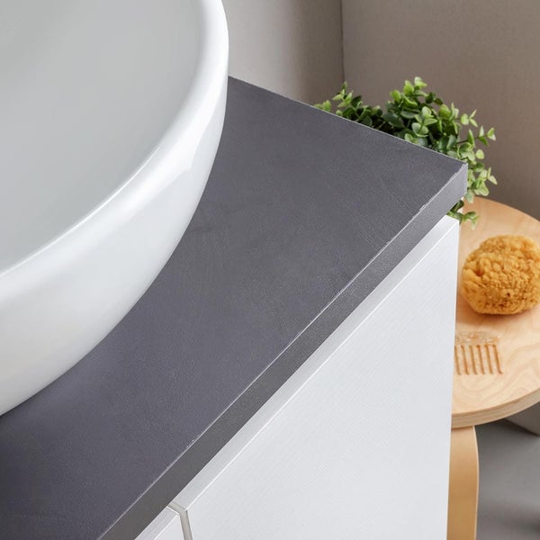 Produktinformationen zur Spüle von Primagran: Schablone für den Arbeitsplattenausschnitt, schnelle und einfache Montage, passend für Schränke mit einer Breite von 60, 70, 80 cm und größer, farbecht, Hauptkammer mit 45 Liter Kapazität, reinigungsleicht, vorgefräste Bohrungen (6x), XL Kammer, Top System sowie Maßangaben.