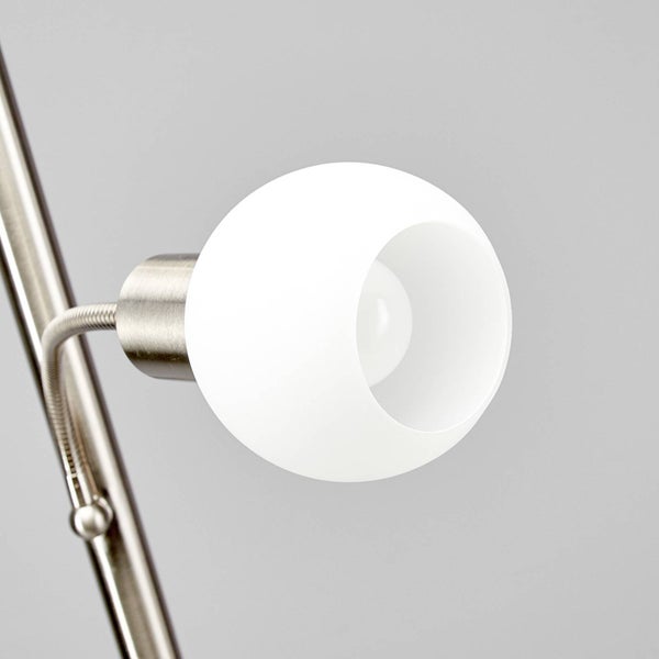 Detailaufnahme einer Lampe mit kugelförmigem Lampenschirm