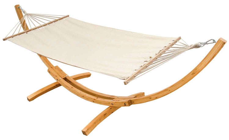 Hängematte mit einem stabilen Holzgestell und Aufhängung für den Garten.