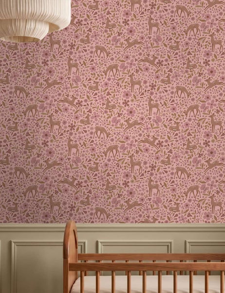 Tapete mit Reh und Blumenmuster in einem Kinderzimmer mit Holzgitterbett und Pendelleuchte.
