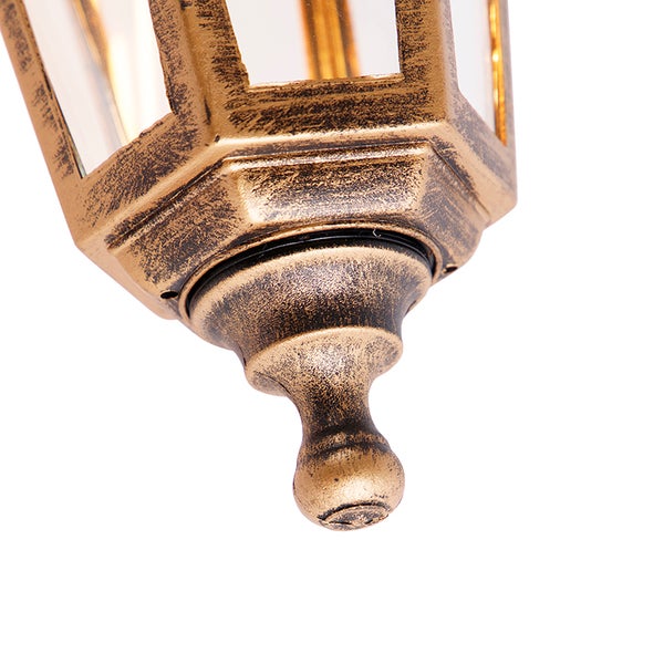 Detailaufnahme einer Außenleuchte aus Metall mit antikem Gold-Finish und dekorativem Abschluss.