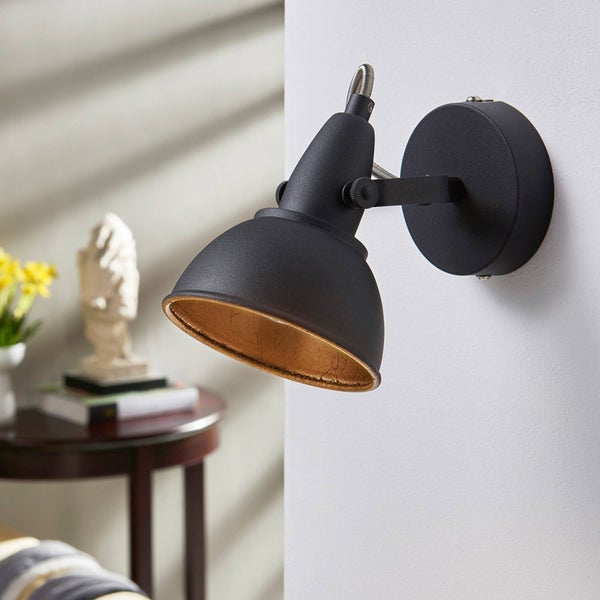 Schwenkbare Wandleuchte in Schwarz mit goldener Innenseite zur individuellen Lichtausrichtung