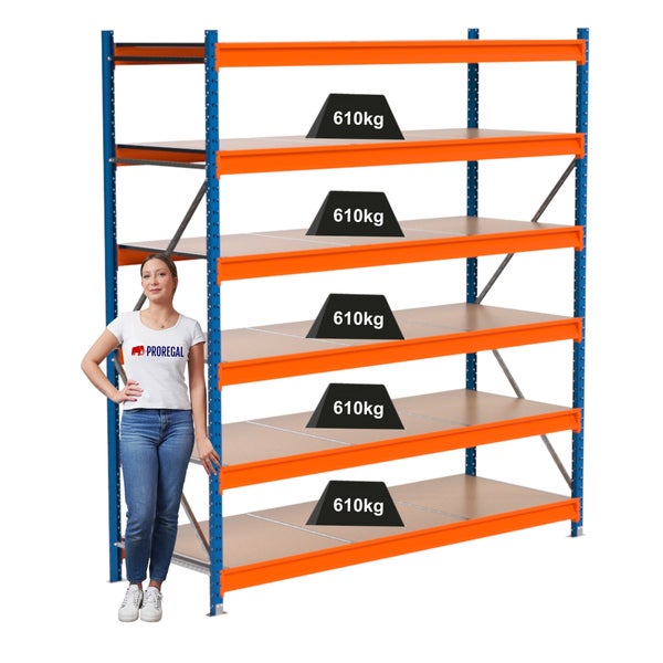 Metallregal mit fünf Ebenen und einer Tragkraft von 610 Kilogramm pro Ebene.