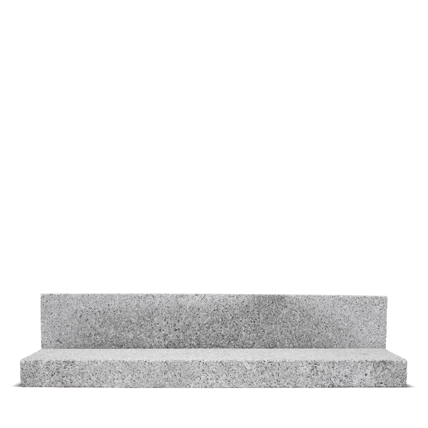 Blockstufe aus grauem Granit mit strukturierter Oberfläche.