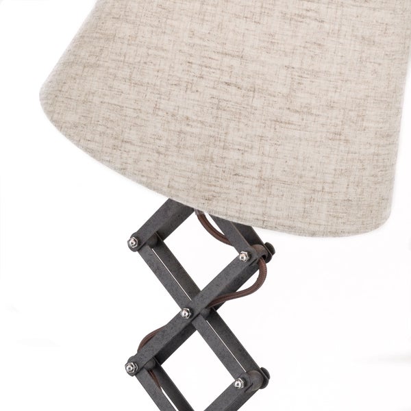 Tischleuchte mit Lampenschirm und Scherenarm