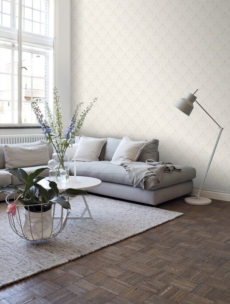 Wohnzimmer mit Couch, Teppich und gemusterter Tapete