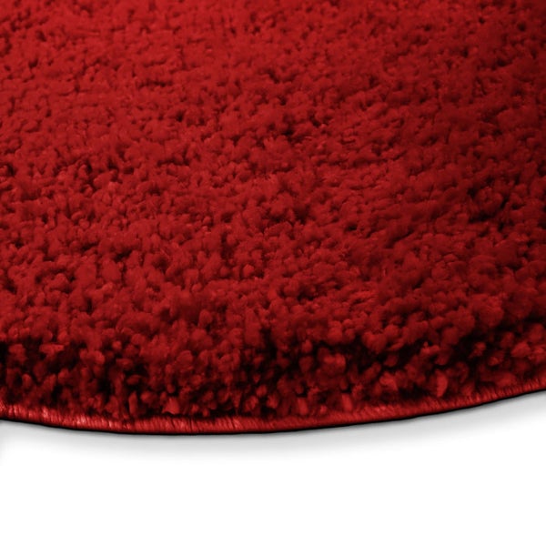 Detailansicht eines runden Teppichs mit hochflorigem Flor