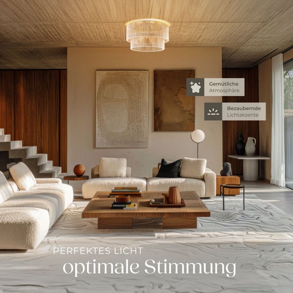 Modernes Wohnzimmer mit gemütlicher Atmosphäre, strukturierter Deckenleuchte, hellem Sofa und Holztisch für ein optimales Lichtkonzept.
