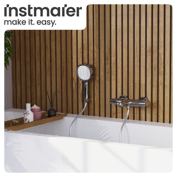 Badezimmer Szene mit Badewanne, Armatur und Deko-Elementen vor einer Holzpaneelwand