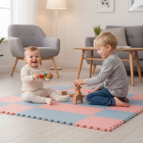 Zwei Kinder spielen mit Holzbausteinen auf einer weichen Puzzlematte aus Schaumstoff in einem hellen, aufgeräumten Wohnzimmer.
