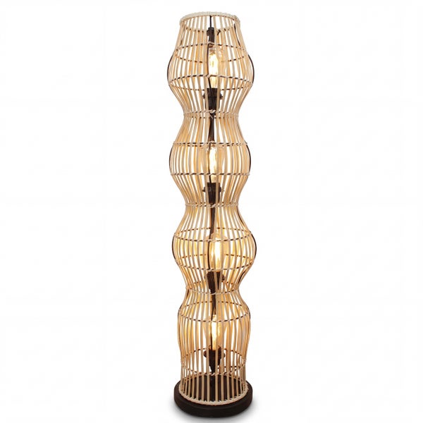 Wellenförmige Stehlampe aus hellen Holzlamellen mit vier Leuchtmitteln und dunklem Sockel.