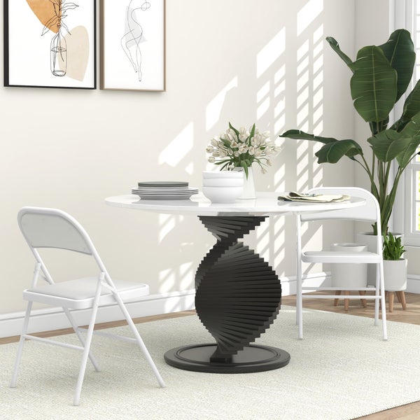 Esszimmer mit weißem Tisch und schwarzen Tischfuß sowie weißen Stühlen