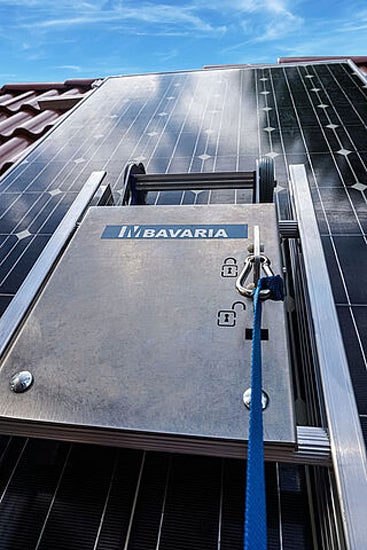 In Bavaria Logo auf einer Dachdeckerleiter für Photovoltaikanlagen auf einem Dach