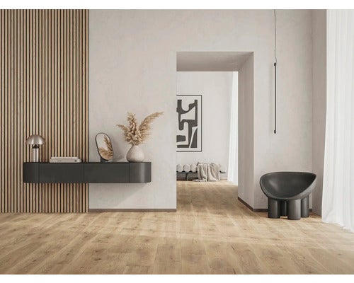 Elegante Raumgestaltung mit Paneelwand, Konsole, Dekoration und Stuhl.