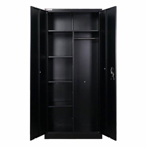 Offener Metallschrank mit Regalen und Kleiderstange
