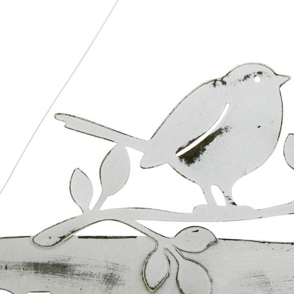 Dekorative Gartendekoration: Metallvogel auf einem Ast