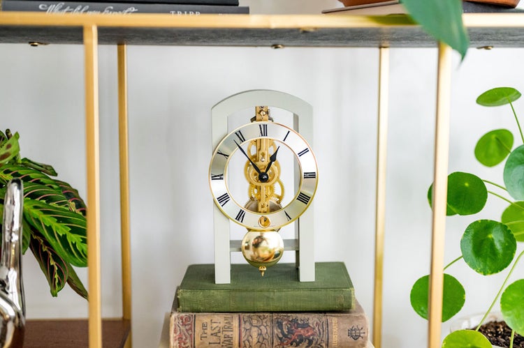 Detailansicht einer Gartenbank mit Befestigungsband