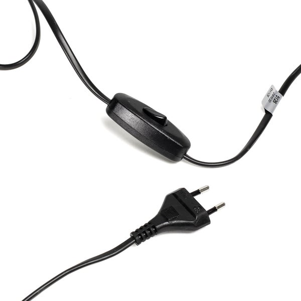 Schwarzes Stromkabel mit Stecker und Schalter