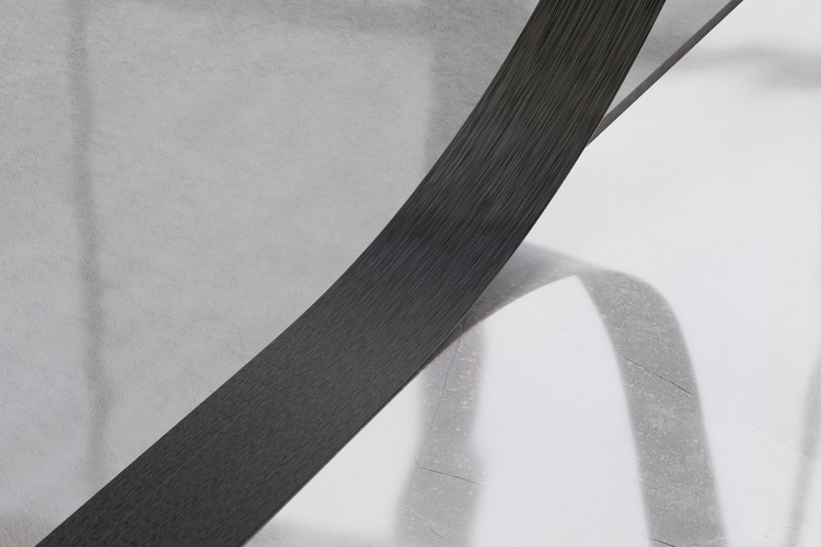 Nahaufnahme einer dunklen Holzleiste vor einem hellen Hintergrund