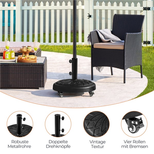 Mobiler Sonnenschirmständer auf Terrasse mit Gartenmöbeln. Details: Metallrohre, doppelte Drehknöpfe, Vintage-Textur und vier Rollen mit Bremsen.