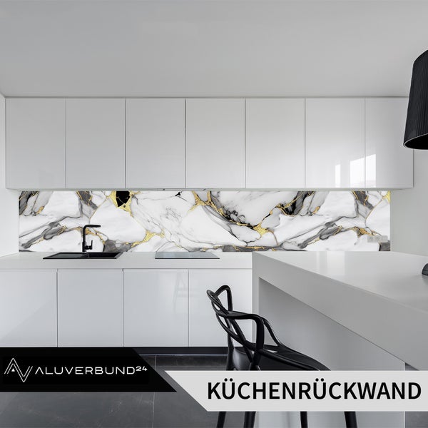 Moderne Küche mit weißer Küchenrückwand in Marmoroptik