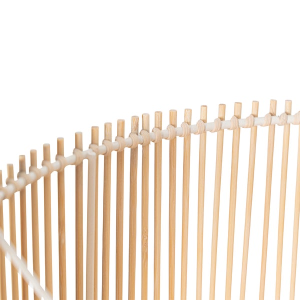 Detailansicht eines Bambus-Raumteilers mit hellem Holzrahmen