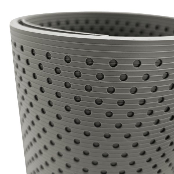 Graues, perforiertes Drainageband aus Kunststoff aufgerollt.