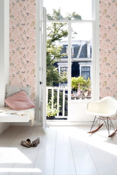 Heller Raum mit blumiger Tapete, Sitzgelegenheit und Balkontür