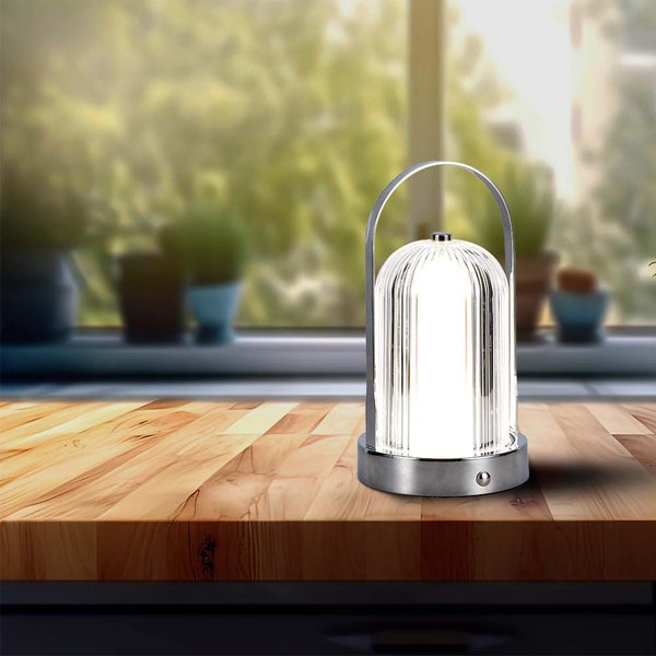 Dekorative Tischleuchte mit transparentem Lampenschirm auf einem Holztisch