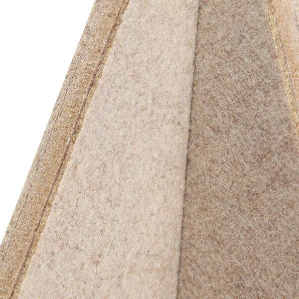 Detailansicht eines Filzgleiters aus robustem Material zur Anwendung unter Möbelbeinen als Bodenschutz.