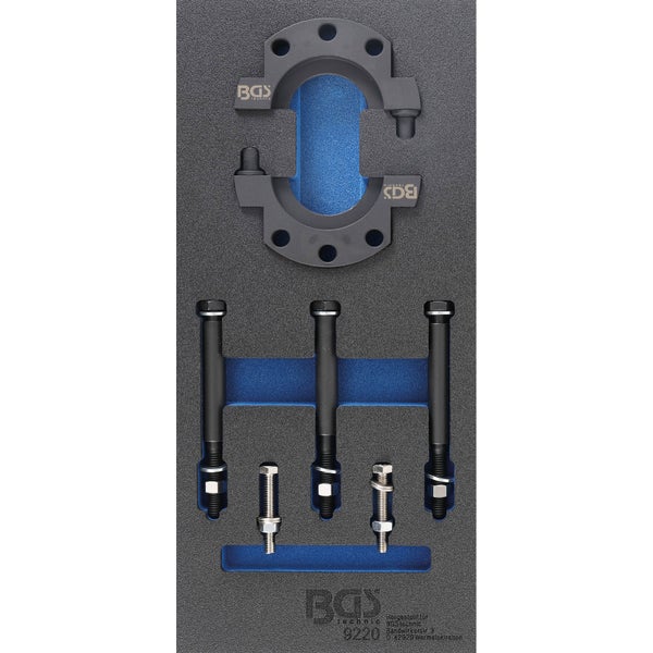 Gestreifter Teppich mit Fransen in einem hellen Wohnzimmer mit Sessel, Sideboard und dunklem Boden.