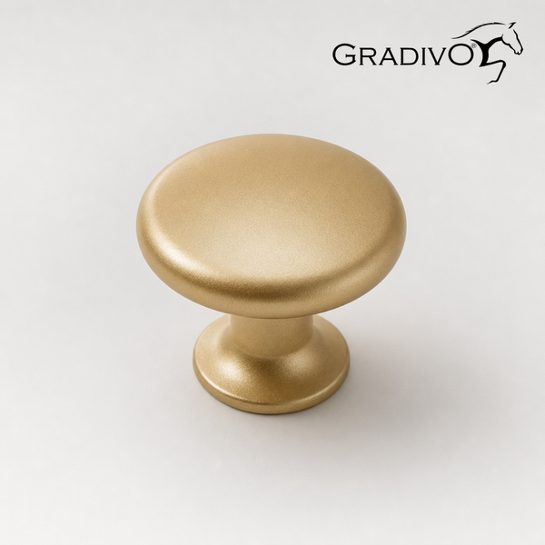 Runder, goldfarbener Möbelknopf aus Metall mit flacher Oberseite und Gradivo Logo.