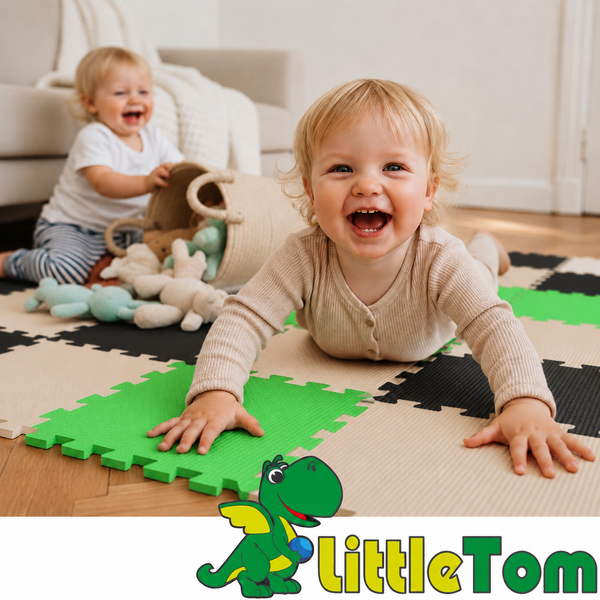 Zwei Kleinkinder spielen auf einer zusammensteckbaren Schaumstoffmatte im Wohnzimmer, mit Little Tom Logo.