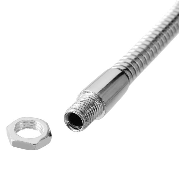Flexibler Metallschlauch mit Gewindeanschluss und passender Sechskantmutter für Sanitärinstallationen