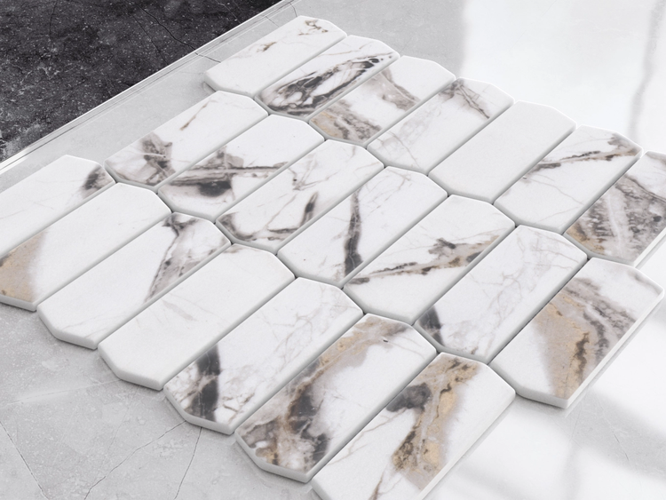 Mosaikfliese aus Marmor in Picket-Form mit grauer und brauner Maserung für Wand und Boden.