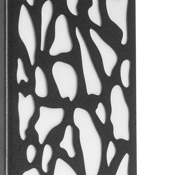 Detailaufnahme eines schwarzen Metall-Zierelements mit organischem Muster.