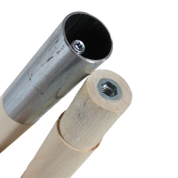 Detailaufnahme von zwei Stielenden: ein Metallstiel und ein Holzstiel mit Gewinde