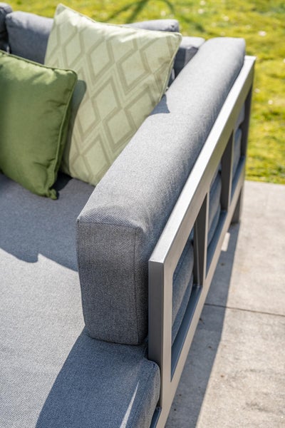 Gartensofa mit Aluminiumgestell, grauen Polstern und Dekokissen im Außenbereich.